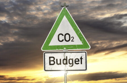 Schild mit der Aufschrift: CO2 Budget. Umweltschutz Symbolbild CO 2 Guthaben FOTOMONTAGE