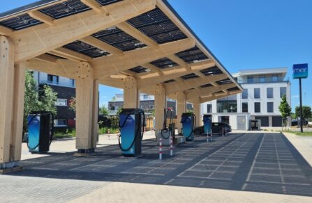 Nachhaltiges Design und PV-Dach: Neuer Deutschlandnetz-Ladepark in Greifswald